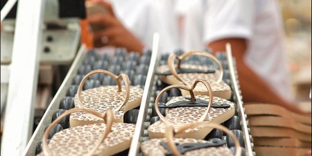 Com Brasil em liquidação, dona da JBS compra Alpargatas e sua Havaianas