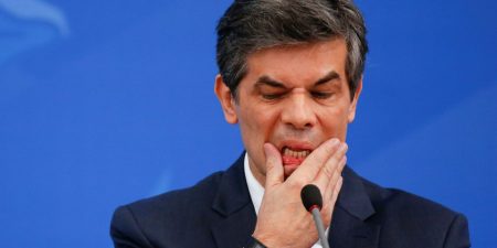 Nelson Teich pede demissão do Ministério da Saúde