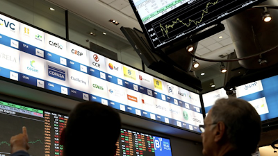 Bovespa volta a bater 100 mil pontos após 4 meses, mas opera instável