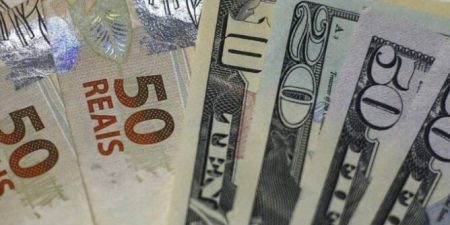 Dólar não iria cair? Moeda dispara e faz real ter maior queda em 18 anos