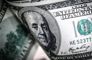 Dólar recua 4 sessões seguidas, mas vai cair mais? 4 analistas respondem