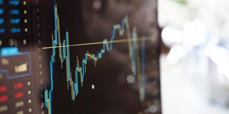 Ibovespa cai 2,58% e dólar sobe com expectativa sobre a PEC da Transição